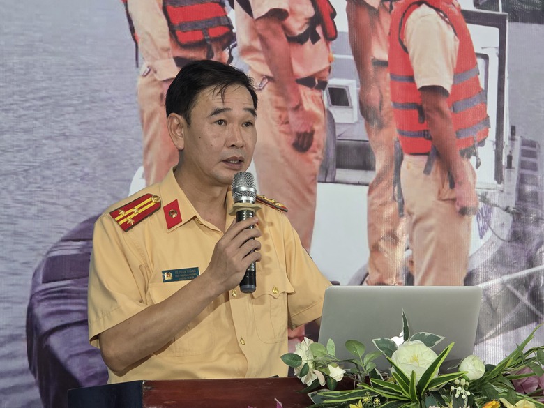 Lào Cai: Người dân giao nộp vũ khí, vật liệu nổ được tặng áo phao- Ảnh 2. Lào Cai: Người dân giao nộp vũ khí, vật liệu nổ được tặng áo phao- Ảnh 2.