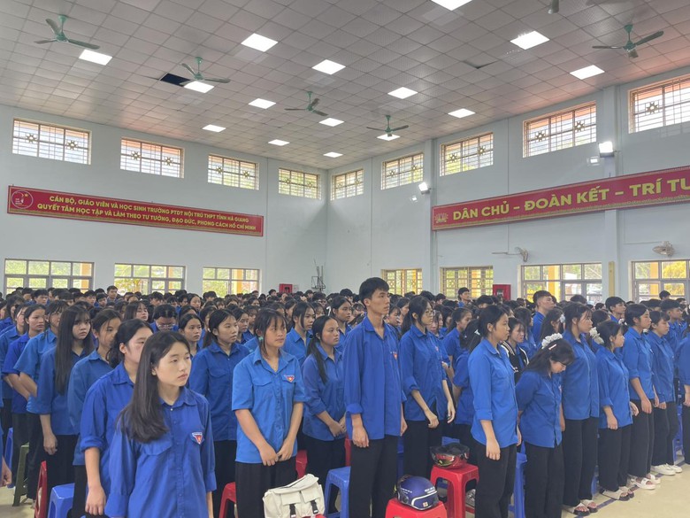 Tuyên Quang: Hơn 1.000 học sinh được tuyên truyền pháp luật về an toàn giao thông- Ảnh 3. Tuyên Quang: Hơn 1.000 học sinh được tuyên truyền pháp luật về an toàn giao thông- Ảnh 3.