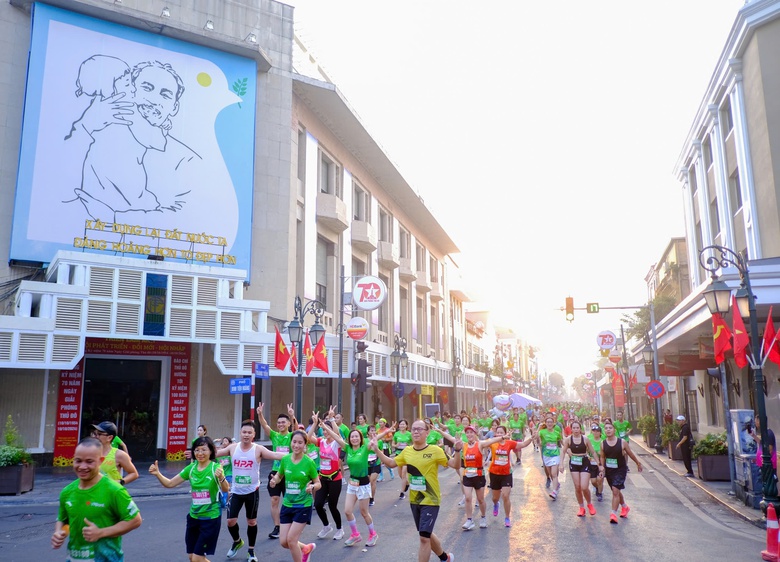 Các vận động viên mùa giải 2024 vô cùng ấn tượng với cung đường đậm chất Thu Hà Nội.