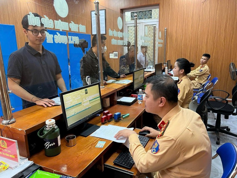 CSGT to&agrave;n quốc r&agrave; so&aacute;t, chuẩn h&oacute;a dữ liệu &ocirc; t&ocirc;, xe m&aacute;y v&agrave; giấy ph&eacute;p l&aacute;i xe- Ảnh 1.