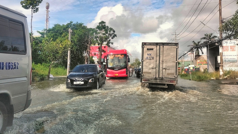 Cà Mau: Khắc phục nhanh các điểm ngập, hư hỏng mặt đường do triều cường- Ảnh 3. Cà Mau: Khắc phục nhanh các điểm ngập, hư hỏng mặt đường do triều cường- Ảnh 3.