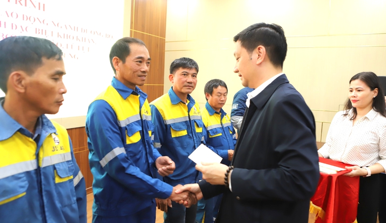 Chia sẻ kh&oacute; khăn với c&ocirc;ng nh&acirc;n đường bộ v&agrave; người d&acirc;n v&ugrave;ng bị thiệt hại do b&atilde;o lũ- Ảnh 1.