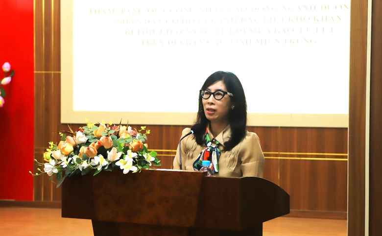 Chia sẻ kh&oacute; khăn với c&ocirc;ng nh&acirc;n đường bộ v&agrave; người d&acirc;n v&ugrave;ng bị thiệt hại do b&atilde;o lũ- Ảnh 2.