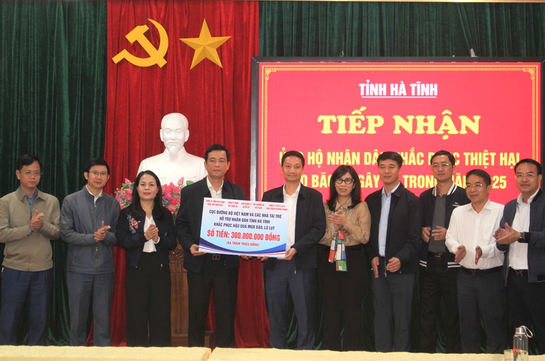 Chia sẻ kh&oacute; khăn với c&ocirc;ng nh&acirc;n đường bộ v&agrave; người d&acirc;n v&ugrave;ng bị thiệt hại do b&atilde;o lũ- Ảnh 3.