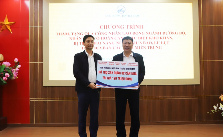 Chia sẻ kh&oacute; khăn với c&ocirc;ng nh&acirc;n đường bộ v&agrave; người d&acirc;n v&ugrave;ng bị thiệt hại do b&atilde;o lũ- Ảnh 4.