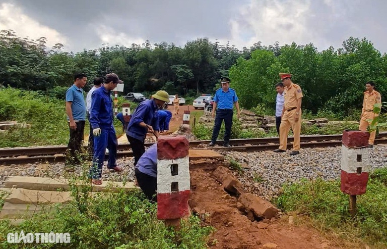 Cục Đường sắt đề nghị Quảng Trị xóa bỏ hơn 100 lối đi tự mở- Ảnh 1. Cục Đường sắt đề nghị Quảng Trị xóa bỏ hơn 100 lối đi tự mở- Ảnh 1.