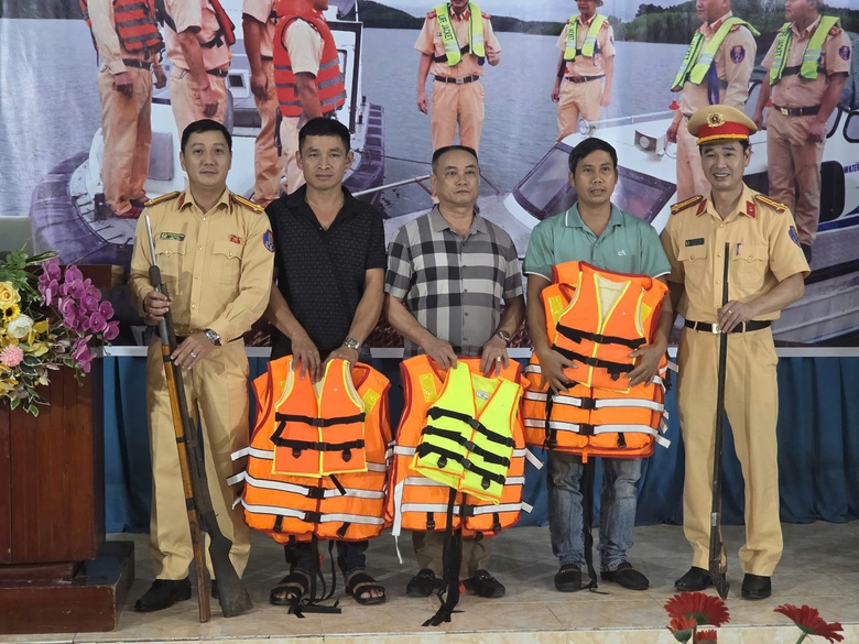 Lào Cai: Người dân giao nộp vũ khí, vật liệu nổ được tặng áo phao- Ảnh 4. Lào Cai: Người dân giao nộp vũ khí, vật liệu nổ được tặng áo phao- Ảnh 4.