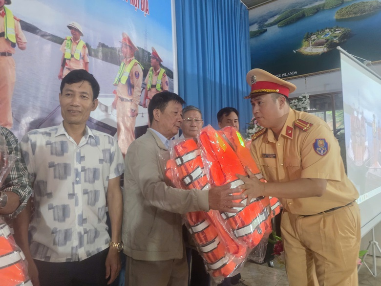 Lào Cai: Người dân giao nộp vũ khí, vật liệu nổ được tặng áo phao- Ảnh 5. Lào Cai: Người dân giao nộp vũ khí, vật liệu nổ được tặng áo phao- Ảnh 5.