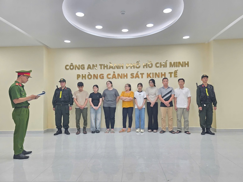 TP.HCM: Thu giữ gần 20.000 chai nước hoa giả thương hiệu Chanel, Gucci, Dior- Ảnh 1.