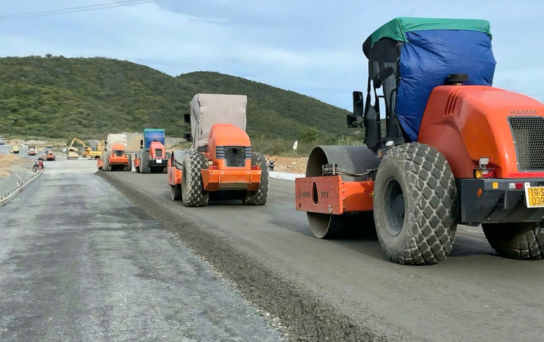 Bộ X&acirc;y dựng lưu &yacute; loạt nh&agrave; thầu nguy cơ chậm tiến độ thi c&ocirc;ng cao tốc Quy Nhơn - Ch&iacute; Thạnh- Ảnh 1.