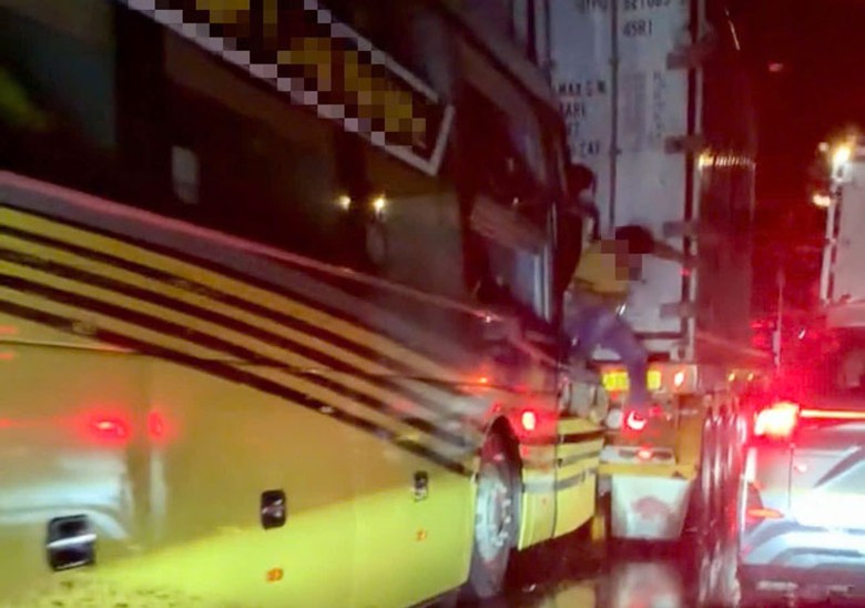 Hiện trường vụ tai nạn giữa &ocirc; t&ocirc; kh&aacute;ch v&agrave; xe đầu k&eacute;o.