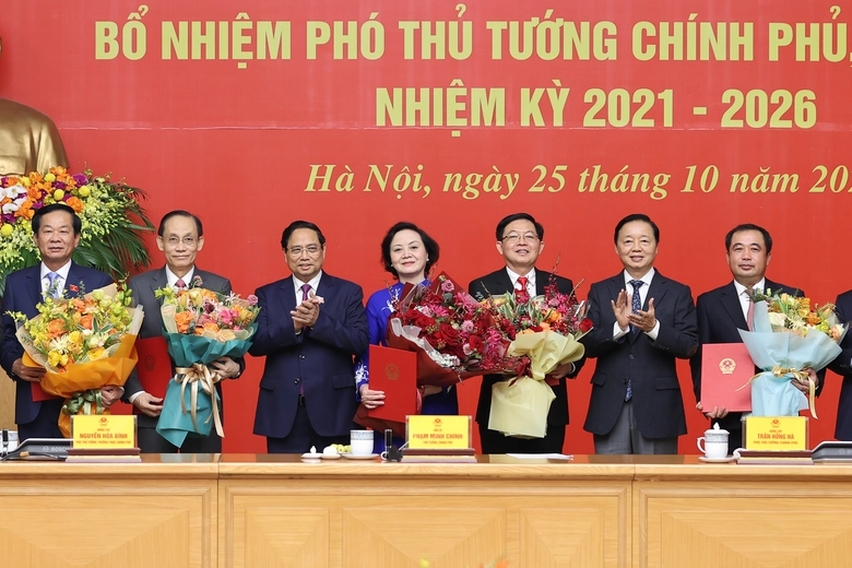 Thủ tướng trao quyết định bổ nhiệm v&agrave; giao nhiệm vụ cho 2 Ph&oacute; Thủ tướng, 3 Bộ trưởng- Ảnh 2.
