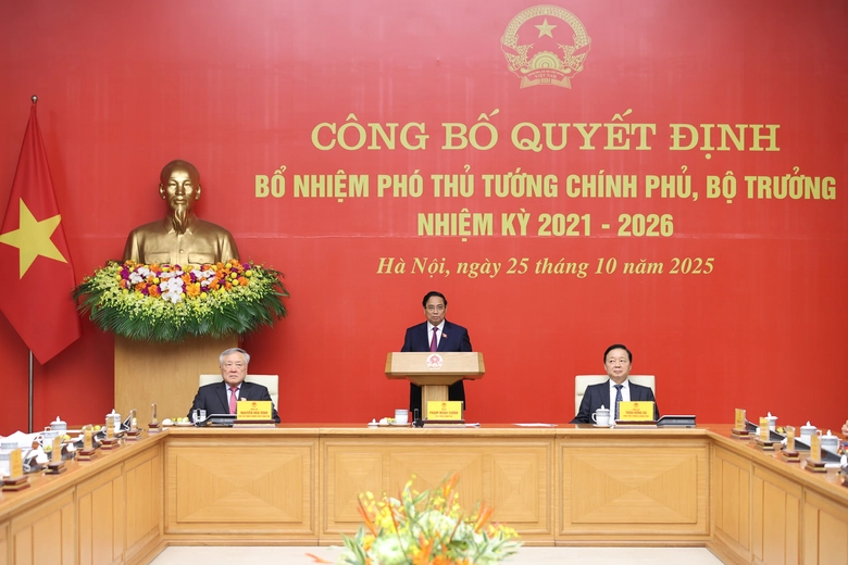Thủ tướng trao quyết định bổ nhiệm v&agrave; giao nhiệm vụ cho 2 Ph&oacute; Thủ tướng, 3 Bộ trưởng- Ảnh 1.