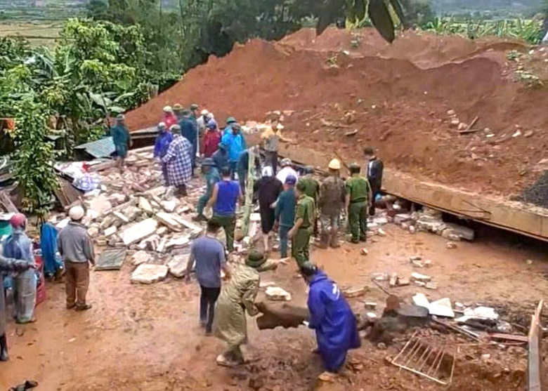 Đắk Lắk: Hai cha con tử vong do sập nhà trong mưa lớn- Ảnh 1. Đắk Lắk: Hai cha con tử vong do sập nhà trong mưa lớn- Ảnh 1.