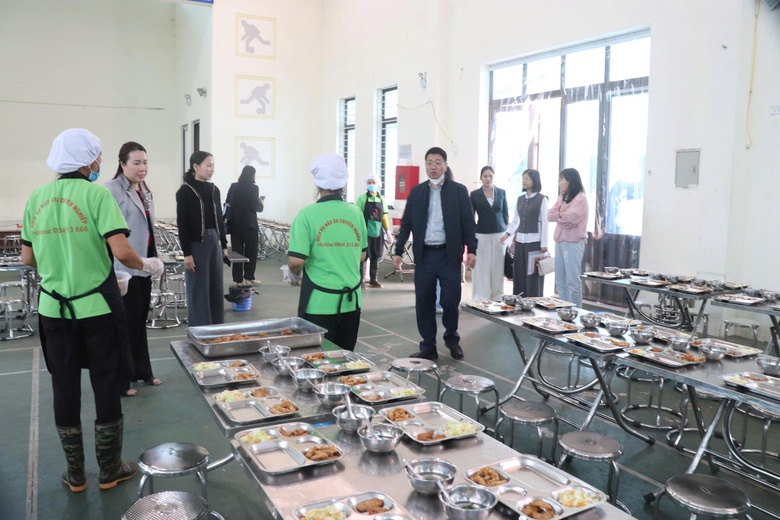 H&agrave; Nội kiểm tra đột xuất bữa ăn b&aacute;n tr&uacute; tại hai trường tiểu học- Ảnh 1.