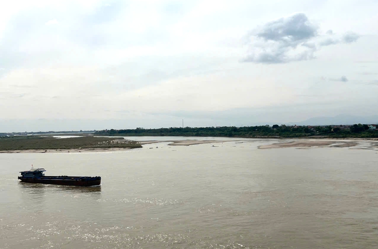 Phú Thọ: Cảnh báo mất an toàn giao thông đường thủy khu vực cầu Văn Lang, cầu Việt Trì- Ảnh 3. Phú Thọ: Cảnh báo mất an toàn giao thông đường thủy khu vực cầu Văn Lang, cầu Việt Trì- Ảnh 3.