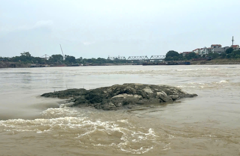 Phú Thọ: Cảnh báo mất an toàn giao thông đường thủy khu vực cầu Văn Lang, cầu Việt Trì- Ảnh 4. Phú Thọ: Cảnh báo mất an toàn giao thông đường thủy khu vực cầu Văn Lang, cầu Việt Trì- Ảnh 4.