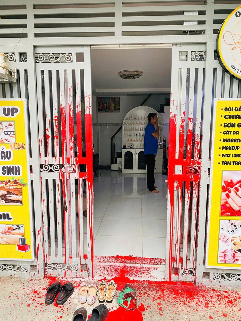 TP.HCM: Thu&ecirc; người nghiện tạt sơn để trả th&ugrave; nhưng bị nhầm nh&agrave;- Ảnh 3.