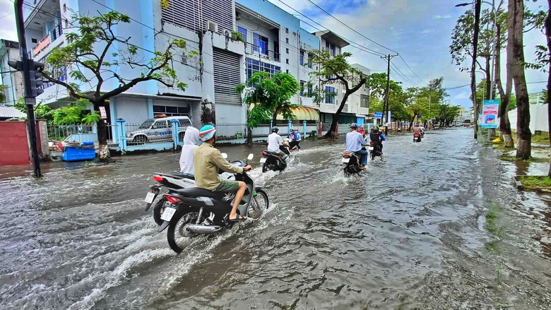C&agrave; Mau: Triều cường d&acirc;ng cao bất ngờ, phương tiện di chuyển kh&oacute; khăn- Ảnh 2.
