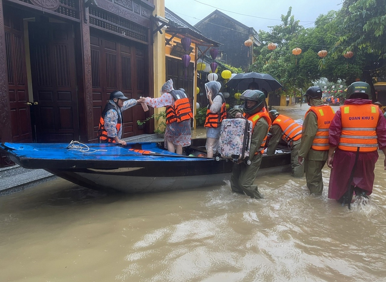 Lực lượng quân đội, công an Đà Nẵng hỗ trợ đưa người và tài sản tránh lũ- Ảnh 1. Lực lượng quân đội, công an Đà Nẵng hỗ trợ đưa người và tài sản tránh lũ- Ảnh 1.