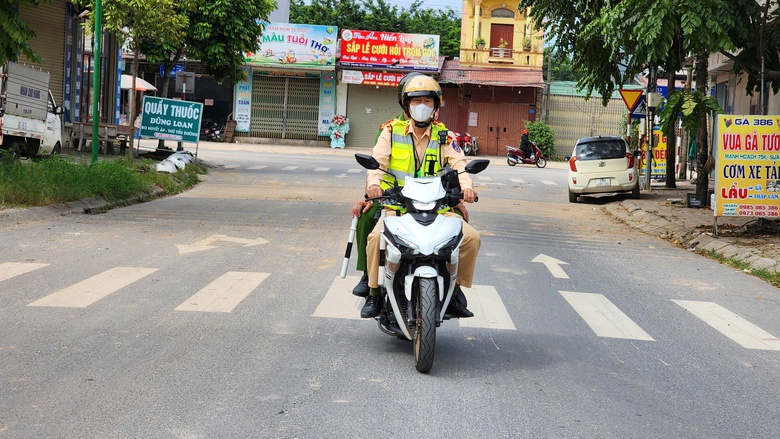 Nhiều thiếu ni&ecirc;n "đầu trần" ph&oacute;ng xe m&aacute;y điện ở Bắc Ninh bị lập bi&ecirc;n bản- Ảnh 2.