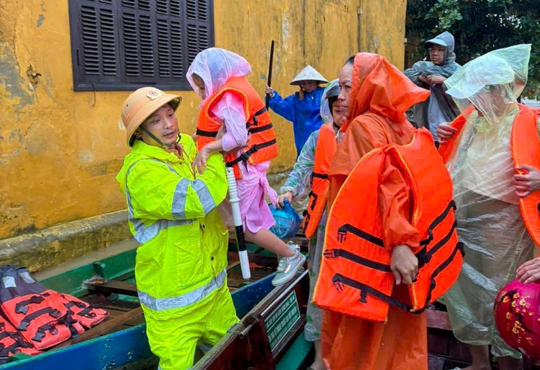 Lực lượng quân đội, công an Đà Nẵng hỗ trợ đưa người và tài sản tránh lũ- Ảnh 2. Lực lượng quân đội, công an Đà Nẵng hỗ trợ đưa người và tài sản tránh lũ- Ảnh 2.
