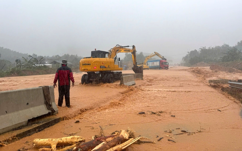 Mưa lũ ở Miền Trung, nhiều tuyến quốc lộ bị chia cắt: Ph&acirc;n luồng để đảm bảo an to&agrave;n- Ảnh 1.