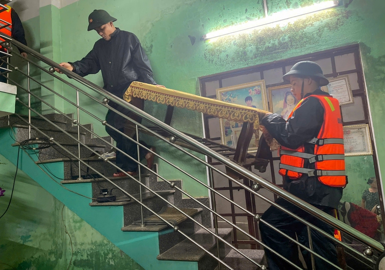 Lực lượng quân đội, công an Đà Nẵng hỗ trợ đưa người và tài sản tránh lũ- Ảnh 3. Lực lượng quân đội, công an Đà Nẵng hỗ trợ đưa người và tài sản tránh lũ- Ảnh 3.