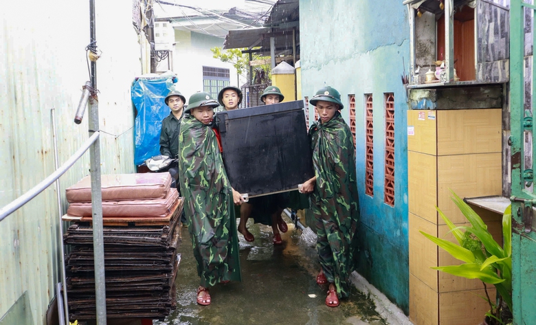 Lực lượng quân đội, công an Đà Nẵng hỗ trợ đưa người và tài sản tránh lũ- Ảnh 5. Lực lượng quân đội, công an Đà Nẵng hỗ trợ đưa người và tài sản tránh lũ- Ảnh 5.