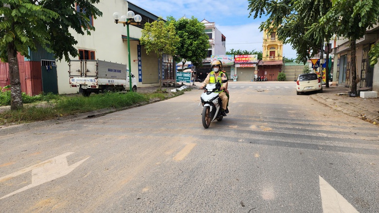 Nhiều thiếu ni&ecirc;n "đầu trần" ph&oacute;ng xe m&aacute;y điện ở Bắc Ninh bị lập bi&ecirc;n bản- Ảnh 1.