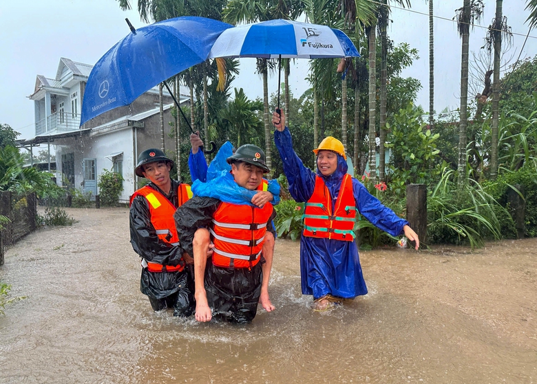 Lực lượng quân đội, công an Đà Nẵng hỗ trợ đưa người và tài sản tránh lũ- Ảnh 6. Lực lượng quân đội, công an Đà Nẵng hỗ trợ đưa người và tài sản tránh lũ- Ảnh 6.