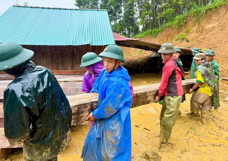 Lực lượng quân đội, công an Đà Nẵng hỗ trợ đưa người và tài sản tránh lũ- Ảnh 7. Lực lượng quân đội, công an Đà Nẵng hỗ trợ đưa người và tài sản tránh lũ- Ảnh 7.