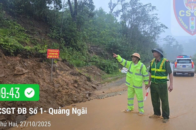 Quảng Ng&atilde;i: Sạt lở n&uacute;i g&acirc;y &aacute;ch tắc giao th&ocirc;ng, c&ocirc; lập h&agrave;ng ngh&igrave;n người d&acirc;n- Ảnh 8.