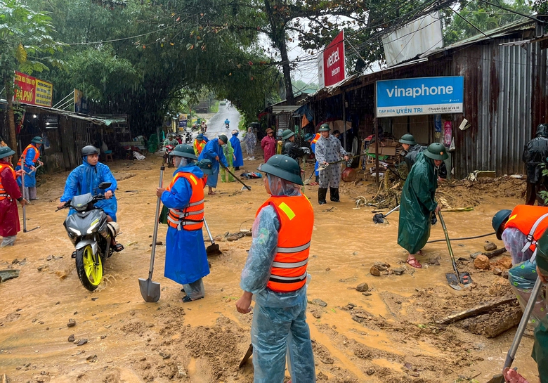 Lực lượng quân đội, công an Đà Nẵng hỗ trợ đưa người và tài sản tránh lũ- Ảnh 8. Lực lượng quân đội, công an Đà Nẵng hỗ trợ đưa người và tài sản tránh lũ- Ảnh 8.