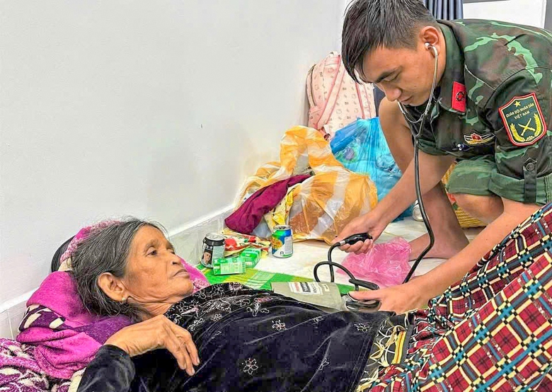 Lực lượng quân đội, công an Đà Nẵng hỗ trợ đưa người và tài sản tránh lũ- Ảnh 9. Lực lượng quân đội, công an Đà Nẵng hỗ trợ đưa người và tài sản tránh lũ- Ảnh 9.