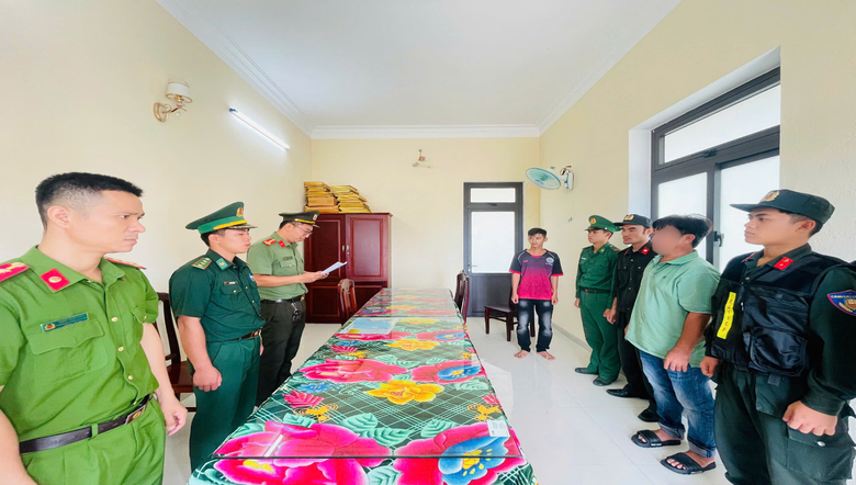 Khởi tố bắt tạm giam 2 thuyền trưởng v&igrave; đưa người kh&aacute;c xuất cảnh tr&aacute;i ph&eacute;p- Ảnh 2.