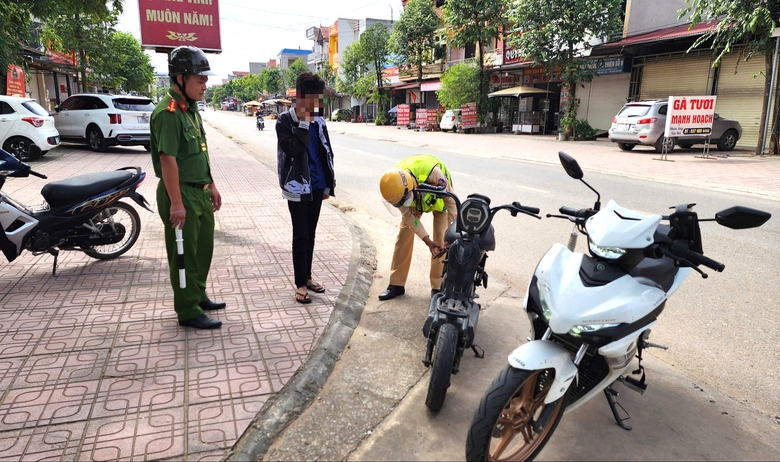 Nhiều thiếu ni&ecirc;n "đầu trần" ph&oacute;ng xe m&aacute;y điện ở Bắc Ninh bị lập bi&ecirc;n bản- Ảnh 4.