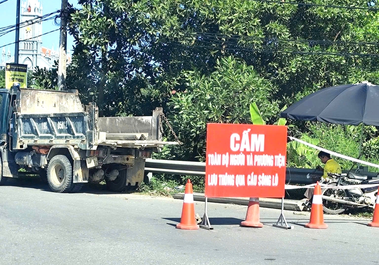 Phú Thọ cấm cầu sông Lô để khắc phục sự cố hư hỏng trụ cầu- Ảnh 1. Phú Thọ cấm cầu sông Lô để khắc phục sự cố hư hỏng trụ cầu- Ảnh 1.