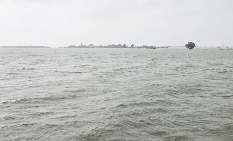 Nhiều tuyến đường x&atilde; ph&iacute;a Nam Quảng Trị ngập qu&aacute; bụng, người d&acirc;n di chuyển bằng thuyền- Ảnh 1.