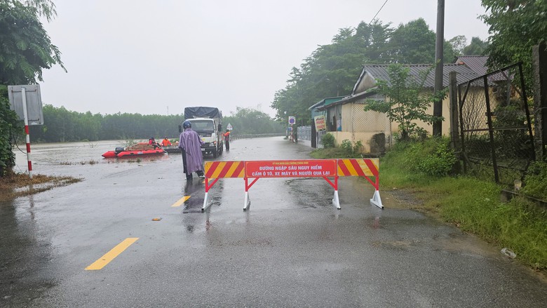 Nhiều tuyến đường x&atilde; ph&iacute;a Nam Quảng Trị ngập qu&aacute; bụng, người d&acirc;n di chuyển bằng thuyền- Ảnh 12.