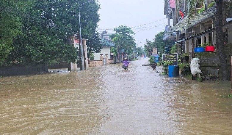 Nhiều tuyến đường x&atilde; ph&iacute;a Nam Quảng Trị ngập qu&aacute; bụng, người d&acirc;n di chuyển bằng thuyền- Ảnh 2.