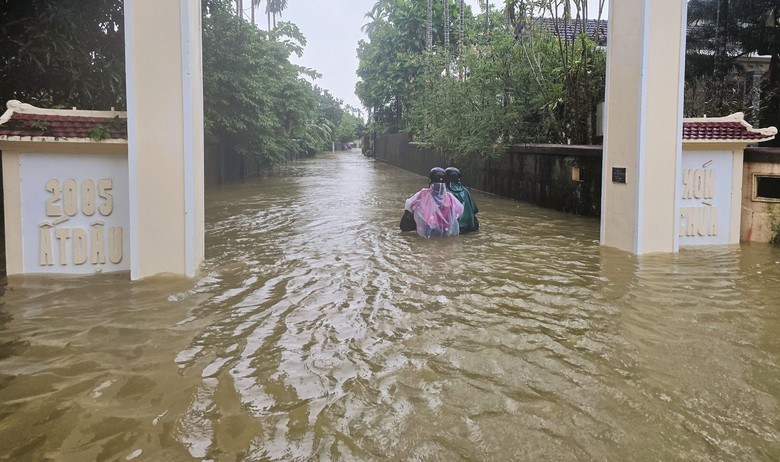 Nhiều tuyến đường x&atilde; ph&iacute;a Nam Quảng Trị ngập qu&aacute; bụng, người d&acirc;n di chuyển bằng thuyền- Ảnh 3.