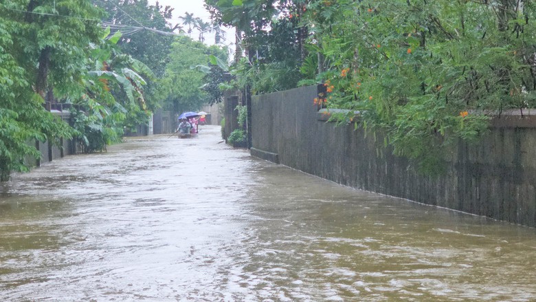 Nhiều tuyến đường x&atilde; ph&iacute;a Nam Quảng Trị ngập qu&aacute; bụng, người d&acirc;n di chuyển bằng thuyền- Ảnh 4.