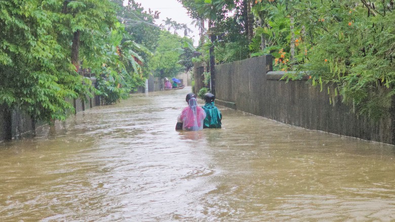 Hơn 1.500 học sinh ở Quảng Trị nghỉ học, t&agrave;u h&agrave;ng gặp sự cố do mưa lũ- Ảnh 2.