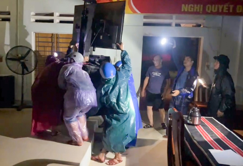 Đ&agrave; Nẵng: Huy động 6.300 chiến sĩ sơ t&aacute;n 4.200 hộ; hai ng&ocirc;i nh&agrave; đổ sập do đồi sạt lở- Ảnh 8.