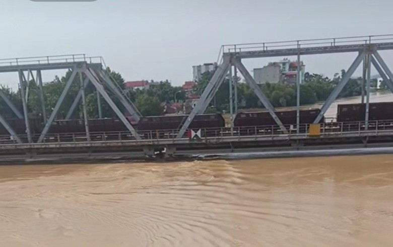 Đường sắt điều đo&agrave;n t&agrave;u 700 tấn &ldquo;chặn&rdquo; tr&ecirc;n cầu Bạch Hổ, tr&aacute;nh nước lũ cuốn tr&ocirc;i- Ảnh 3.