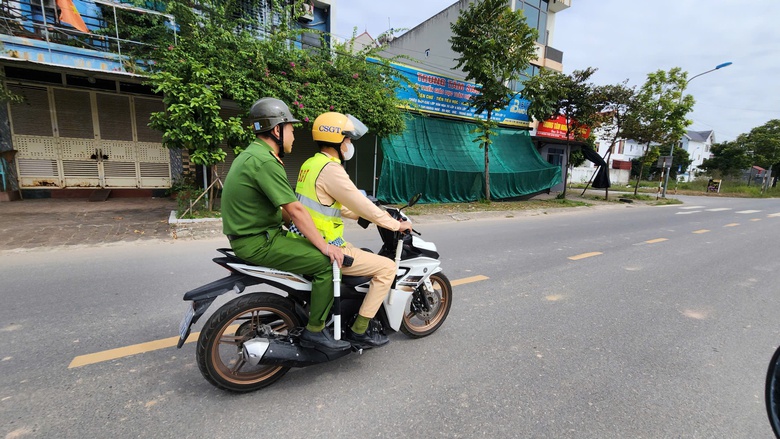 Nhiều thiếu ni&ecirc;n "đầu trần" ph&oacute;ng xe m&aacute;y điện ở Bắc Ninh bị lập bi&ecirc;n bản- Ảnh 3.