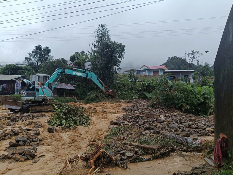 Quảng Ngãi khẩn trương khắc phục, thông xe các tuyến đường sạt lở do mưa lũ- Ảnh 3. Quảng Ngãi khẩn trương khắc phục, thông xe các tuyến đường sạt lở do mưa lũ- Ảnh 3.