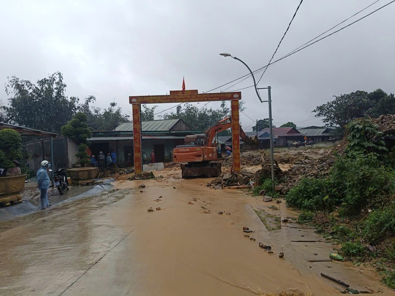 Quảng Ngãi khẩn trương khắc phục, thông xe các tuyến đường sạt lở do mưa lũ- Ảnh 5. Quảng Ngãi khẩn trương khắc phục, thông xe các tuyến đường sạt lở do mưa lũ- Ảnh 5.