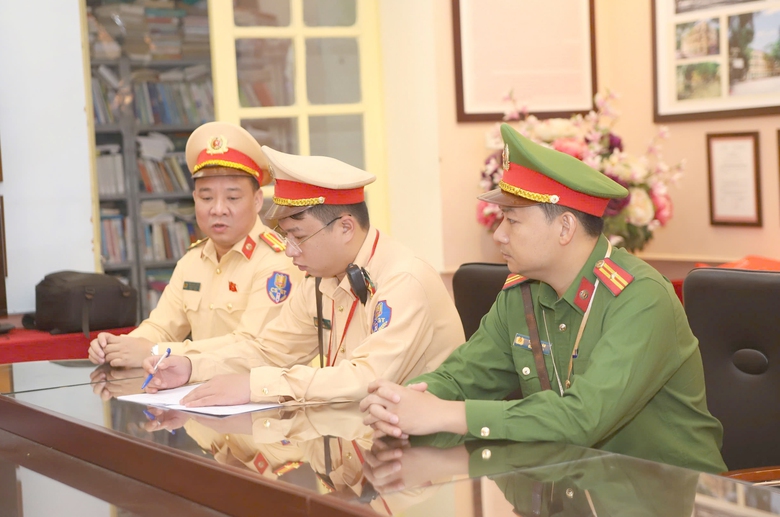 CSGT H&agrave; Nội: Phụ huynh vi phạm giao th&ocirc;ng, học sinh lấy ai noi gương- Ảnh 5.